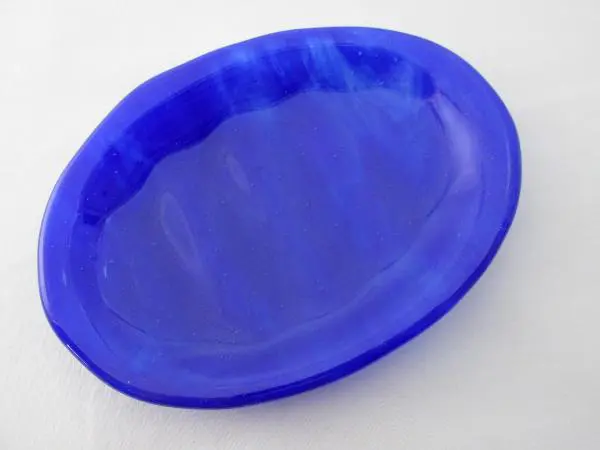 A blue plate sitting on top of a table.